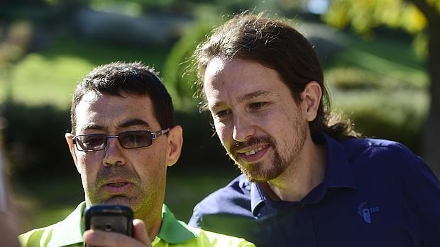 Pablo Iglesias observa un selfie que se hizo junto a un trabajador ayer