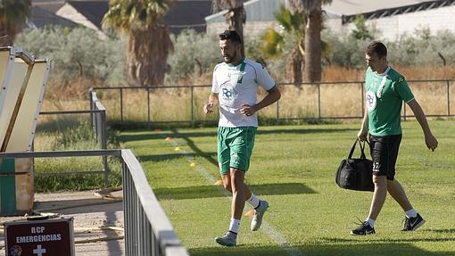 Héctor Rodas es atendido los fisios en un entrenamiento