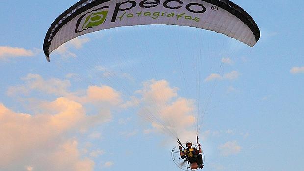 Un parapente, en pleno vuelo