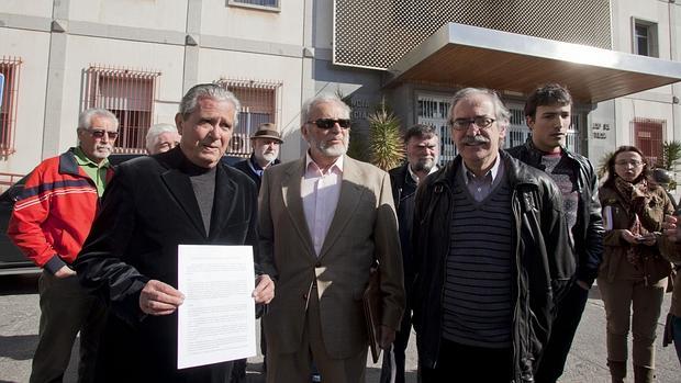 Trigo, Anguita y Pérez, en la presentación de la denuncia