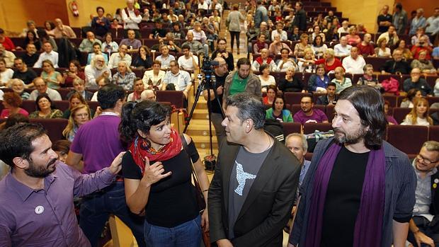 Teresa Rodríguez conversa con Antonio Manuel Rodríguez, en un acto de Podemos en Córdoba