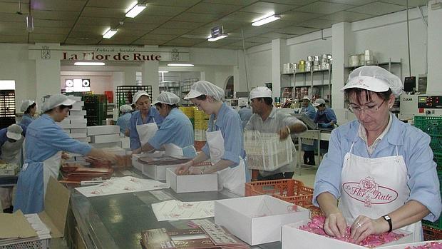 Trabajadoras en una fábrica de dulces navideños de Rute