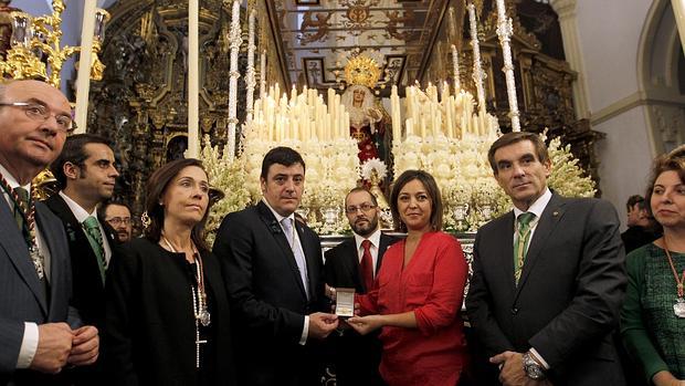 Ambrosio en la entrega de la medalla de la ciudad a la Esperanza