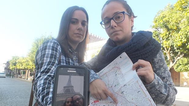 Inma y Lourdes muestran una foto y plano de París a su regreso, ayer, a Villa del Río