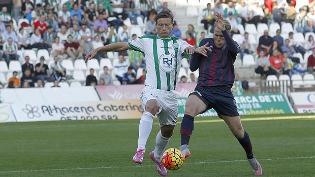 Stankevicius pelea por un balón con un rival