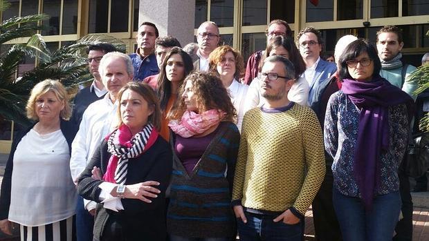 Minuto de silencio de ediles de PSOE, IU y Ganemos por el ataque de Francia a objetivos yihadistas en Siria