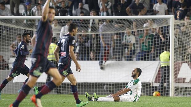 Los jugadores del Huesca celebran el gol del empate en El Arcángel