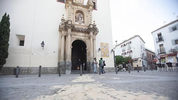 Rastro de serrín hasta la puerta de la iglesia de la Trinidad