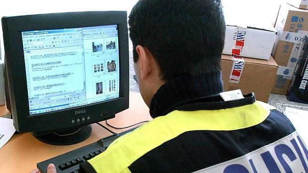 Un policía comprueba varios archivos pedófilos en un equipo informático