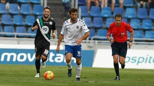 Florin Andone persigue a un contrario del Tenerife