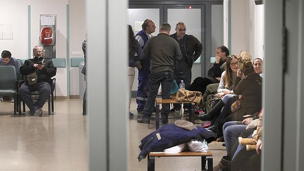 Familiares en una sala de espera del Reina Sofía