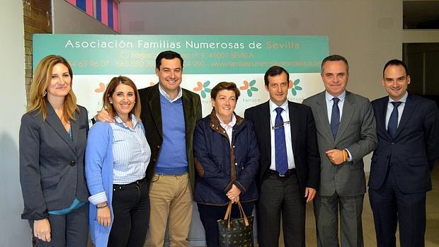 Juanma Moreno junto a los representantes de la Asociación de Familias Numerosas con las que se reunió ayer