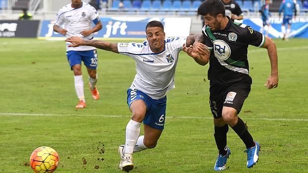 Nando pelea por el esférico en el partido del domingo ante el Tenerife