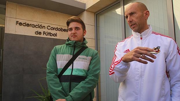 Pedro Benítez, delegado arbitral en Córdoba, junto a un árbitro menor agredido el año pasado