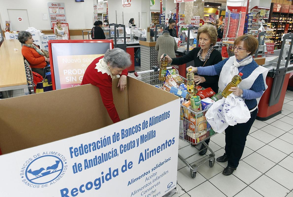 Dos mujeres entregan comida en la Gran Recogida del año pasado