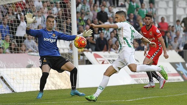 Fidel lanza a portería en el Córdoba-Nástic que hizo al CCF líder de la Liga Adelante