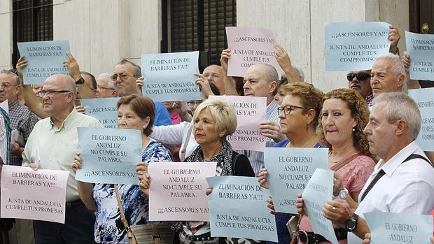 Vecinos afectados protestan ante la sede dl Gobierno de la Junta en Córdoba