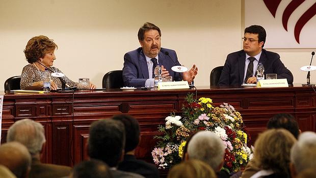 El director de ABC, Bieito Rubido, entre el director de ABC Córdoba, Francisco J. Poyato, y la presidenta de Presencia Cristiana, Antonia Jiménez