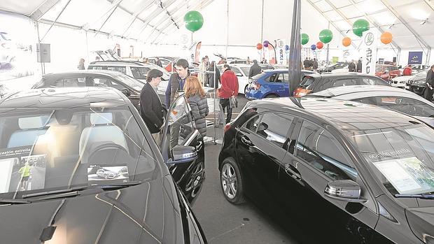 Visitantes, ayer, durante la última jornada de la Feria del Vehículo de Ocasión