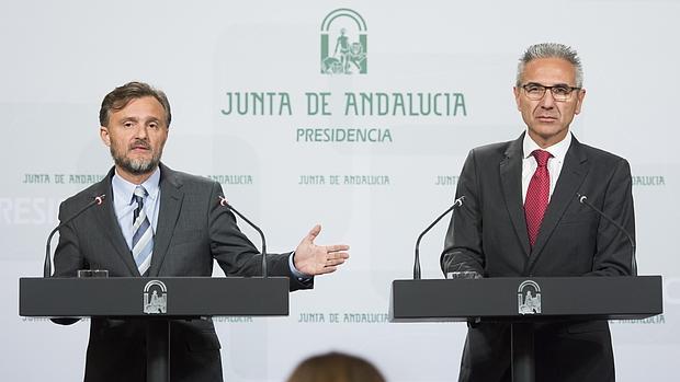 El consejero de Medio Ambiente, José Fiscal (i), junto al portavoz del Ejecutivo, Miguel Ángel Vázquez (d)