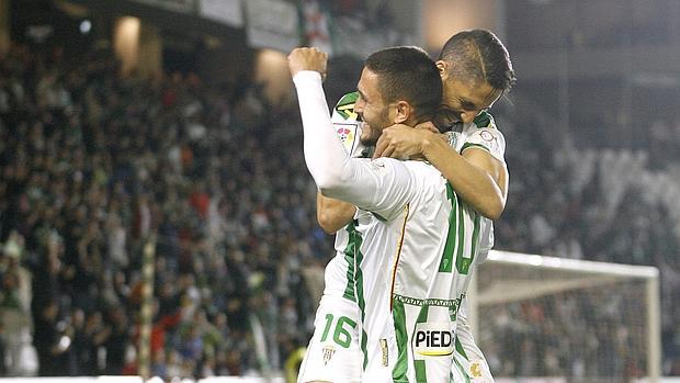 Fidel y Florin celebran el 1-0 ante el Oviedo