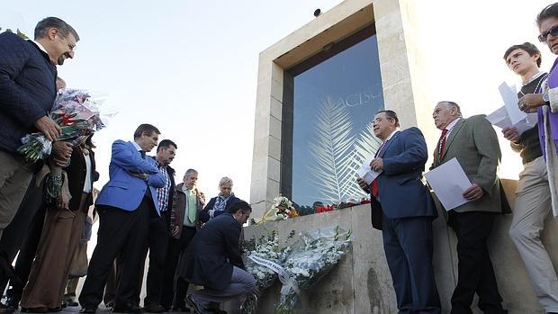 José Carlos Larios, a la derecha del monumento a los patronos