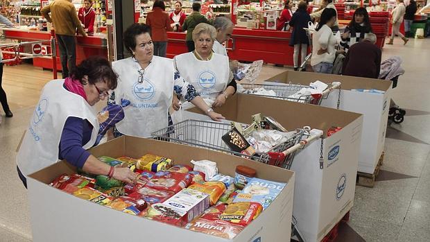 Varias voluntarias recogen alimentos en una operación kilo