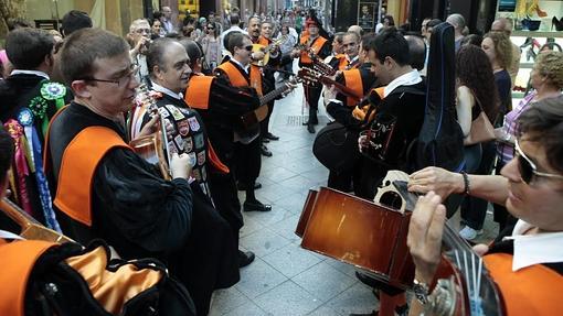 Tunas por las calles de Sevilla