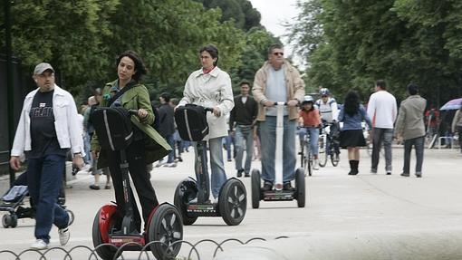 Turistas sobre los populares vehículos segway