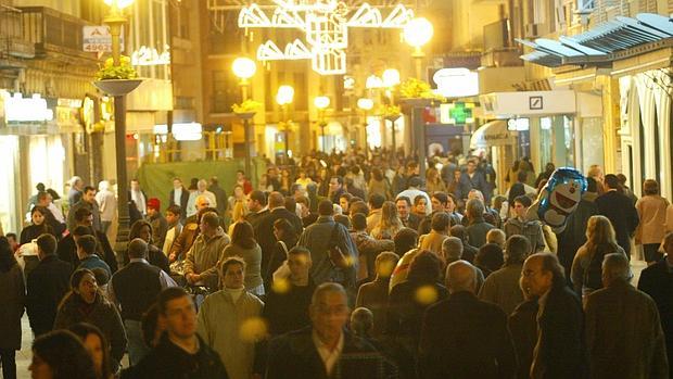 Gente transitando por una de las calles más céntricas de la capital