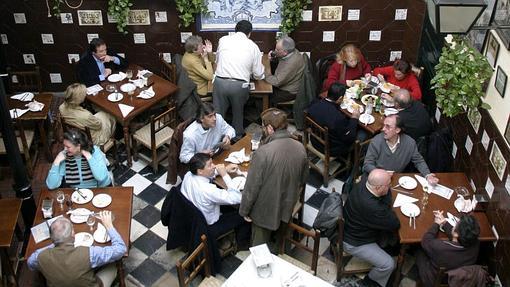 Comensales en la tradicional taberna El Pisto