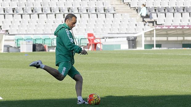 Oltra, entrenador del Córdoba CF, durante un entrenamiento