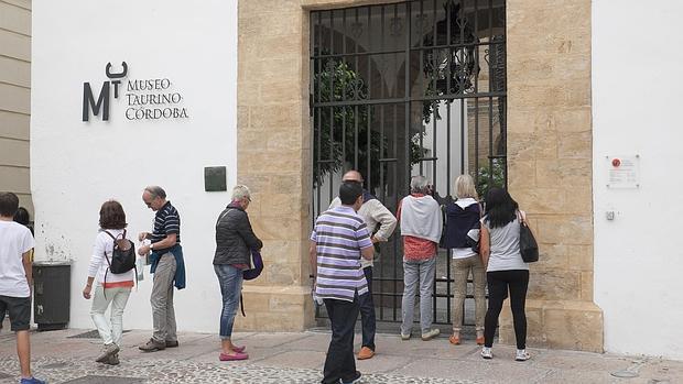 Turistas observan el Museo Taurino cerrado en el puente del Pilar