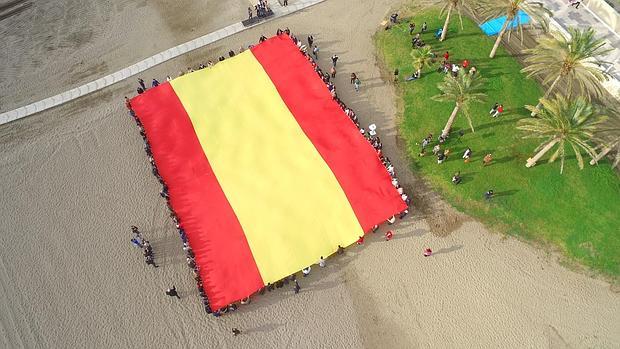 El PP de Málaga despliega una bandera de España récord