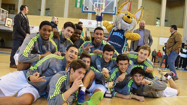 Los cadetes del Real Madrid posa con su cuarto Torneo Mezquita