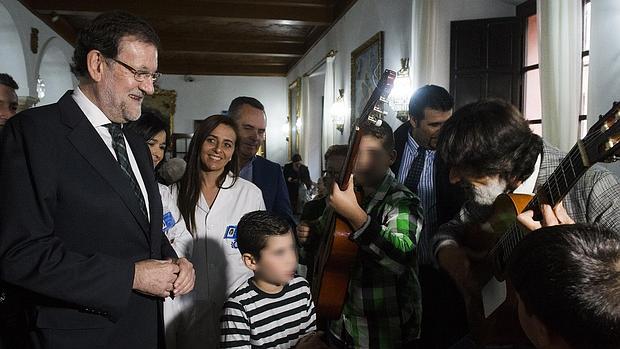 Un grupo de niños cantan villancicos a Mariano Rajoy