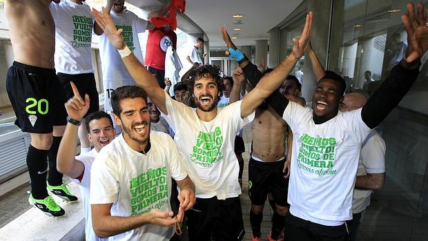 Fran Cruz, en el centro de la imagen, celebra el ascenso del Córdoba CF a Primera