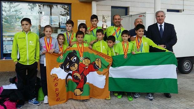 Los componentes del Koryo, conjunto lucentino campeón de España de taekwondo infantil