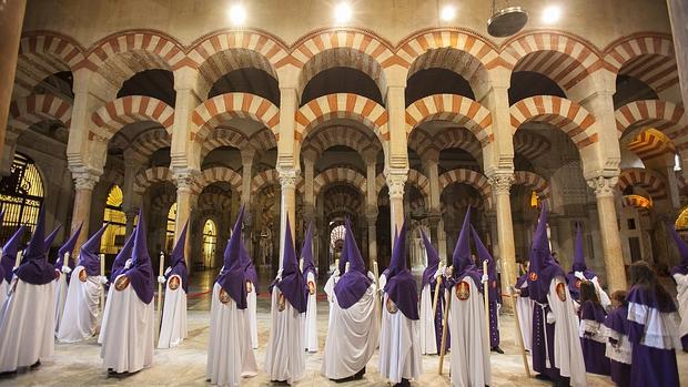 Nazarenos de la Agonía por la Catedral