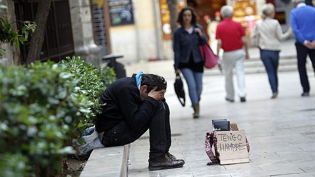 Un hombre mendigando en la calle para comer