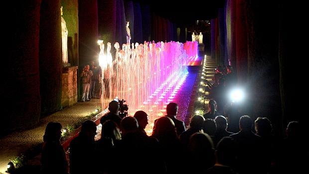 Turistas durante una visita al espectáculo nocturno del Alcázar