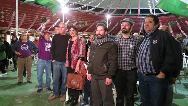 Teresa Rodríguez, ayer, junto a miembros de Podemos en Lucena