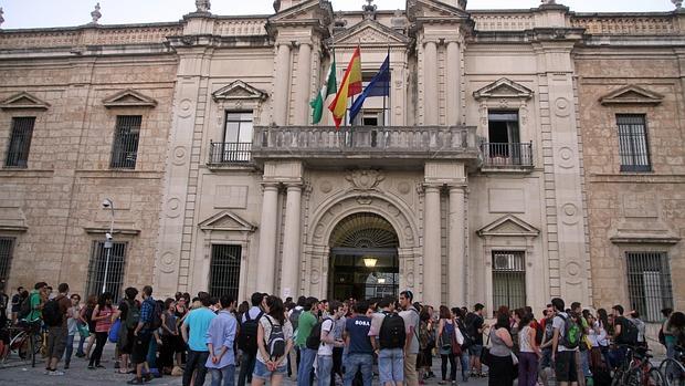 Estudiantes, frente al Rectorado de Sevilla