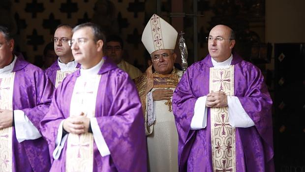 El obispo, ayer, durante la ceremonia en la Santa Catedral