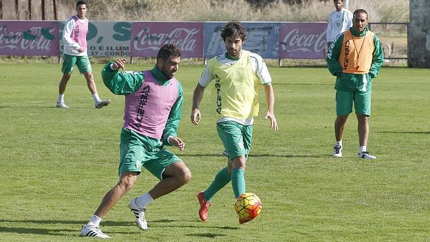 Arturo conduce el balón junto a Víctor Pérez en un entrenamiento del Córdoba CF