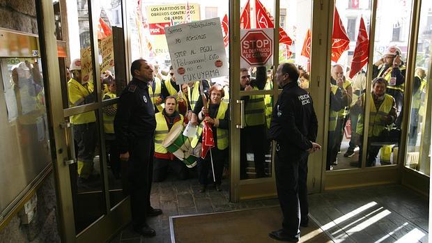 Manifestantes de Cosmos en la puerta del Ayuntamiento