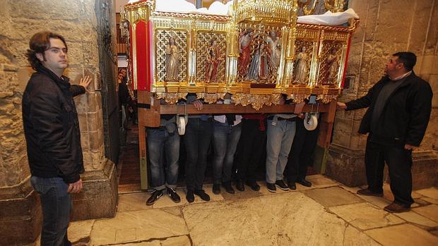 Paso del Cristo de Gracia por la Puerta del Perdón