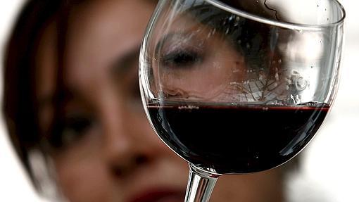 Una mujer con una copa de vino