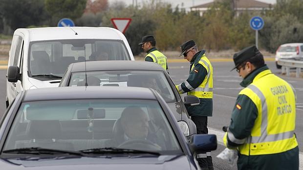 Agentes de la Guardia Civil realizando controles de alcoholemia en la capital