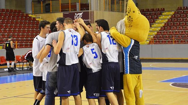 Los jugadores del Bball celebran el triunfo ante el Coín